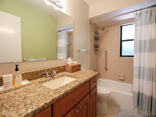 Delightful Two Bedroom Vacation Home in Venice Two Min Walk to The Beach