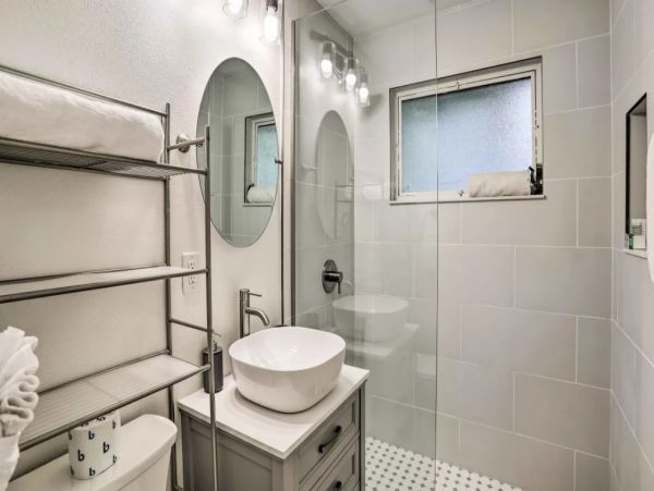 Charming 2 Bedroom Bungalow Sleeps 4 Guests