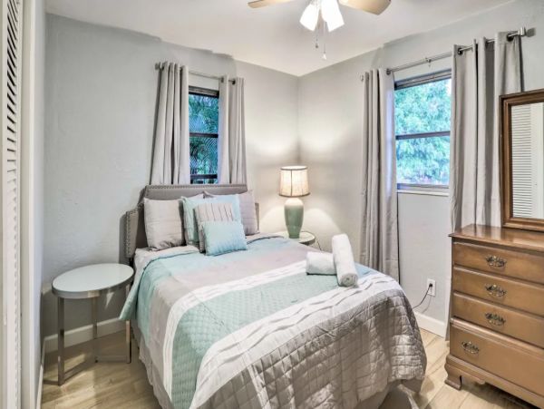 Charming 2 Bedroom Bungalow Sleeps 4 Guests