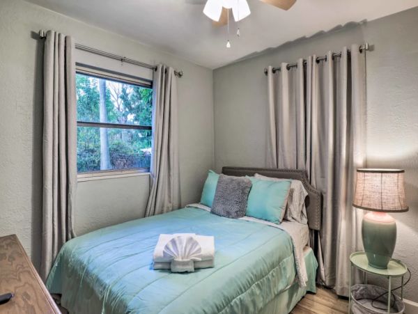 Charming 2 Bedroom Bungalow Sleeps 4 Guests