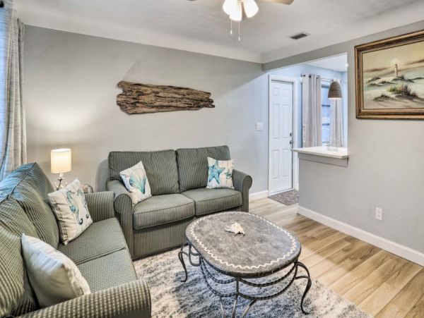 Charming 2 Bedroom Bungalow Sleeps 4 Guests