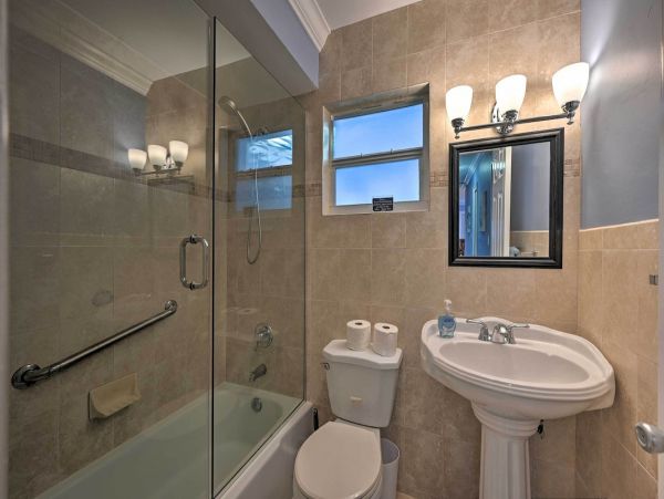 Beautiful 2 Bedroom Cottage in Naples Sleeps 6