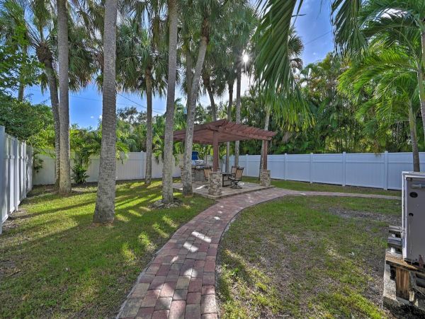 Beautiful 2 Bedroom Cottage in Naples Sleeps 6