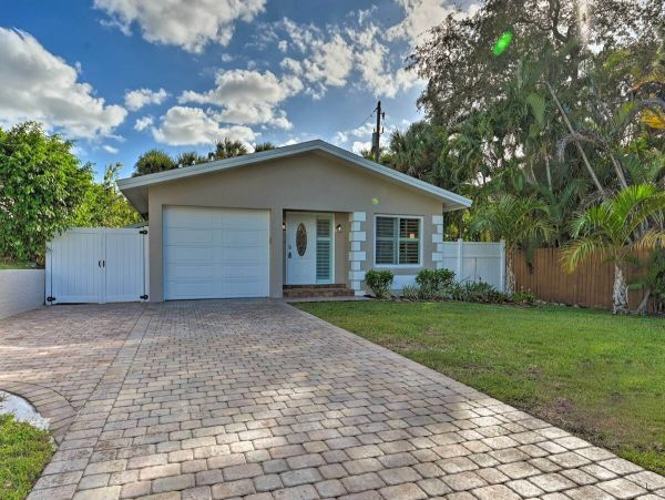 Beautiful 2 Bedroom Cottage in Naples Sleeps 6
