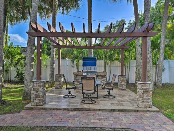 Beautiful 2 Bedroom Cottage in Naples Sleeps 6