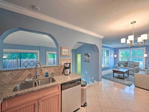 Beautiful 2 Bedroom Cottage in Naples Sleeps 6