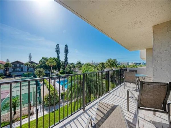 Siesta Key Vacation Condo Two Bedroom Walk to Beach