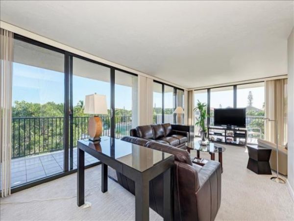 Siesta Key Vacation Condo Two Bedroom Walk to Beach