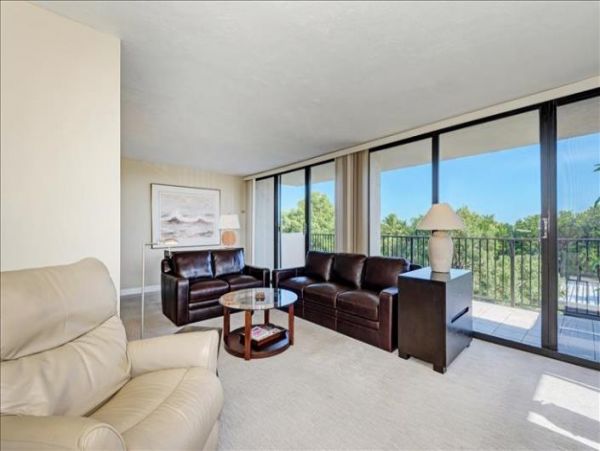 Siesta Key Vacation Condo Two Bedroom Walk to Beach