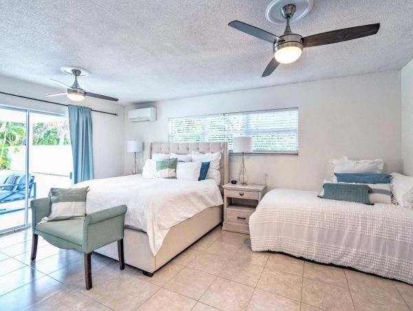 Beautiful Five Bedroom Home with Private Pool in Lake Worth