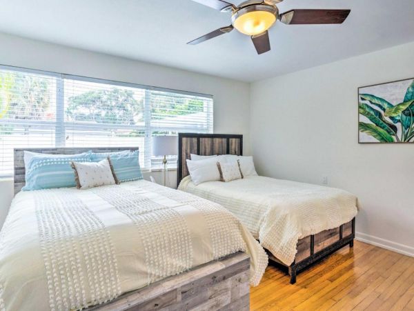 Beautiful Five Bedroom Home with Private Pool in Lake Worth