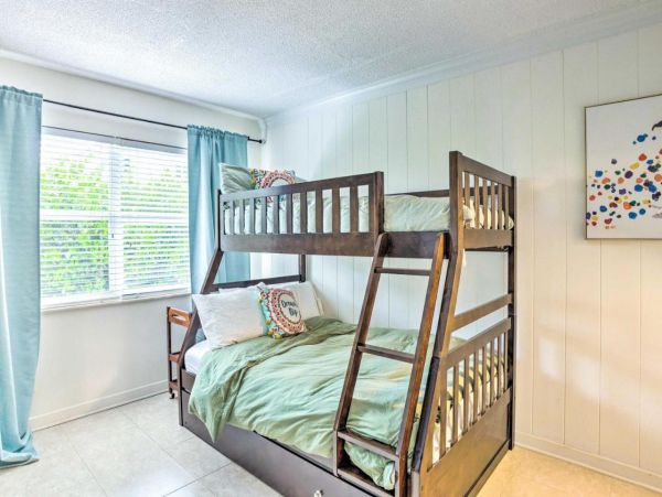 Beautiful Five Bedroom Home with Private Pool in Lake Worth