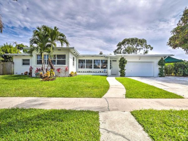 Beautiful Five Bedroom Home with Private Pool in Lake Worth