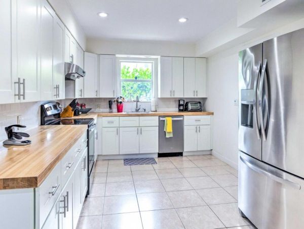 Beautiful Five Bedroom Home with Private Pool in Lake Worth