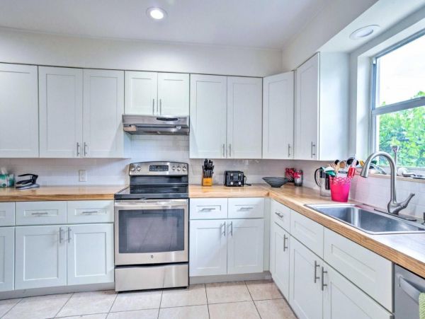 Beautiful Five Bedroom Home with Private Pool in Lake Worth