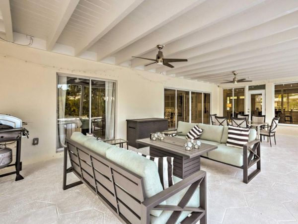 Beautiful Five Bedroom Home with Private Pool in Lake Worth
