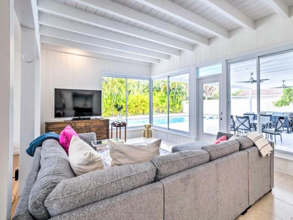 Beautiful Five Bedroom Home with Private Pool in Lake Worth