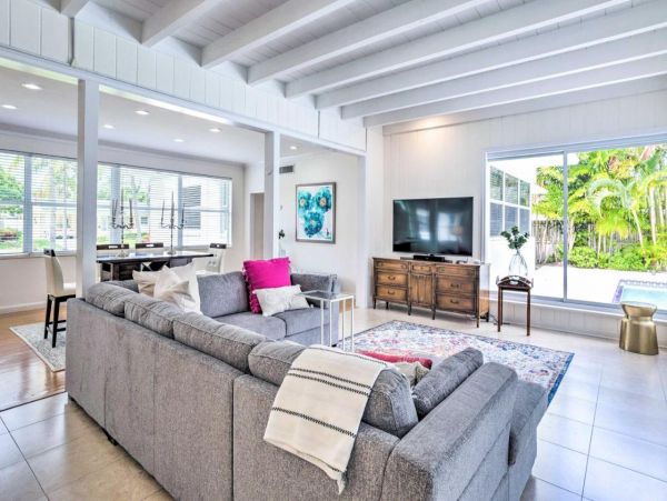 Beautiful Five Bedroom Home with Private Pool in Lake Worth