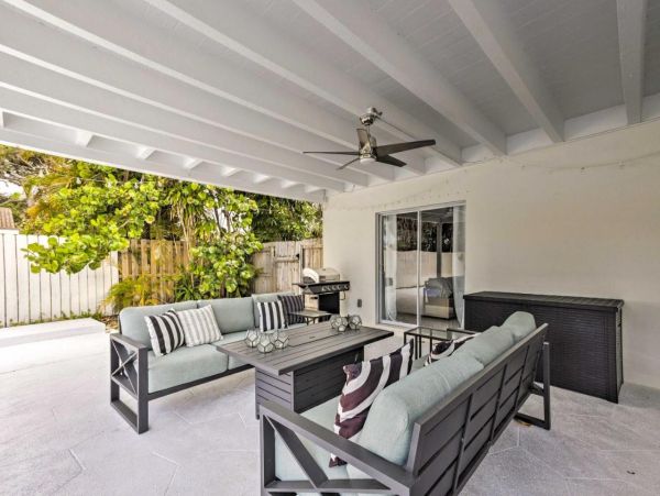 Beautiful Five Bedroom Home with Private Pool in Lake Worth