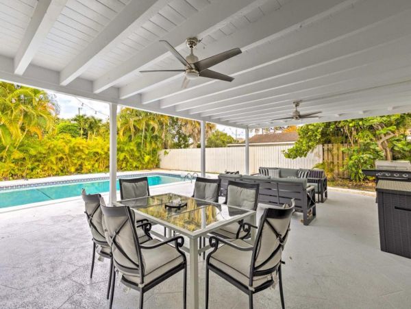 Beautiful Five Bedroom Home with Private Pool in Lake Worth