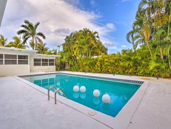 Beautiful Five Bedroom Home with Private Pool in Lake Worth