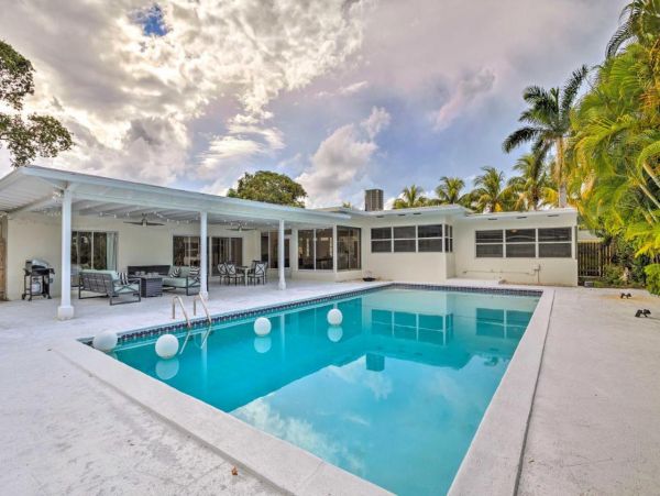 Beautiful Five Bedroom Home with Private Pool in Lake Worth