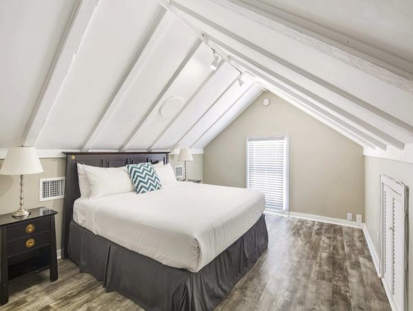 Duvall Street Four Bedroom Walk to Beach