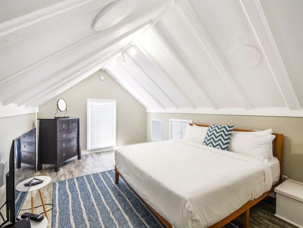 Duvall Street Four Bedroom Walk to Beach