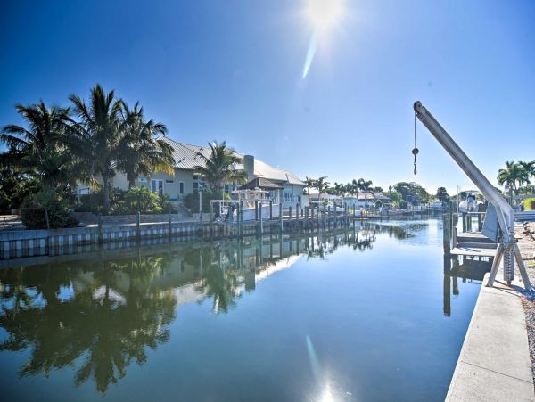 Large Pool Home Sleeps 10 Excellent Location & Value