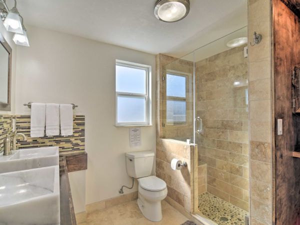 Large Pool Home Sleeps 10 Excellent Location & Value