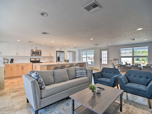Large Pool Home Sleeps 10 Excellent Location & Value