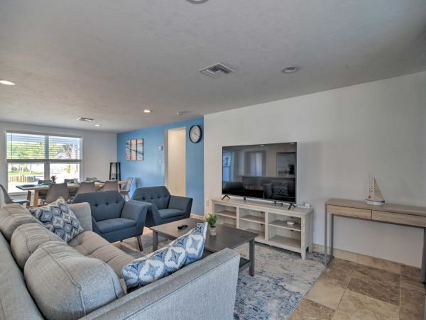 Large Pool Home Sleeps 10 Excellent Location & Value