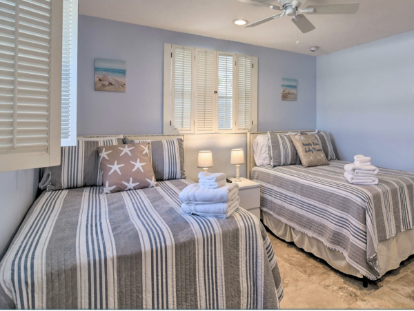 Large Pool Home Sleeps 10 Excellent Location & Value