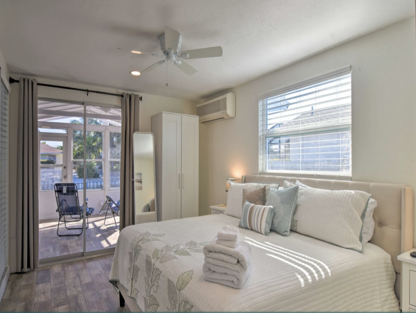 Large Pool Home Sleeps 10 Excellent Location & Value