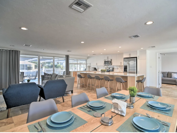 Large Pool Home Sleeps 10 Excellent Location & Value