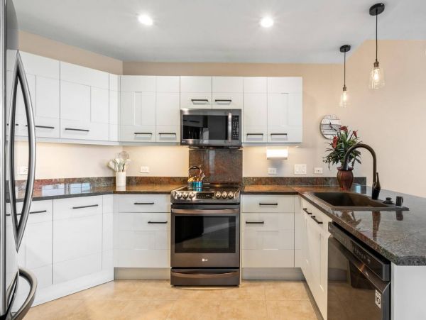 Kailua Kona Vacation Condo Three Bedroom Walk to Beach