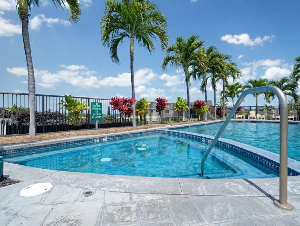 Kailua Kona Vacation Condo Three Bedroom Walk to Beach