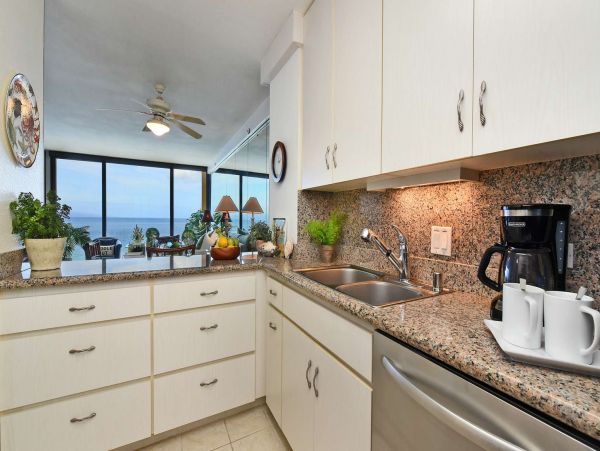 One Bedroom Beach Vacation Condo with Amazing Views Sleeps 4