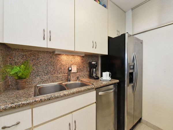 One Bedroom Beach Vacation Condo with Amazing Views Sleeps 4