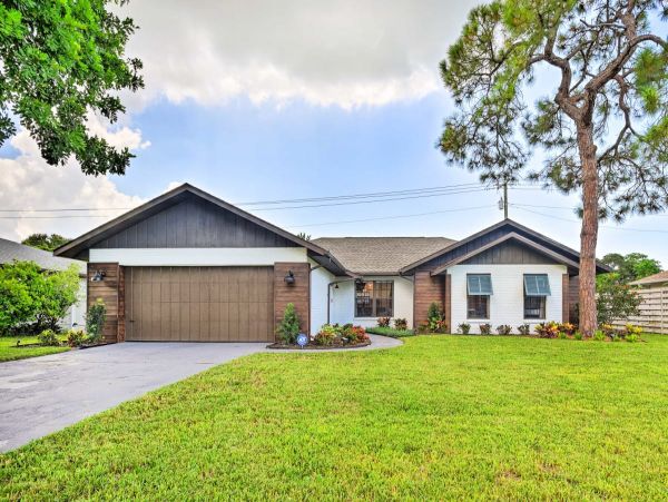 Three Bedroom Charming Vacation Home in Bradenton Beach