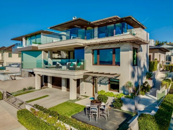Stunning Four Bedroom Beach Home with Full Ocean Views