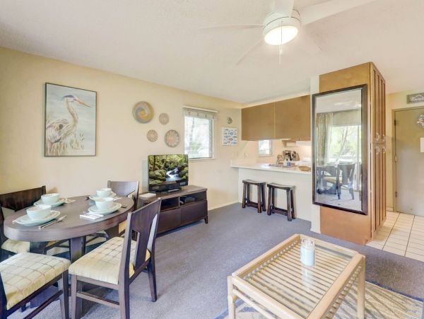 One Bedroom Charming Vacation Condo in Kapa'a Walk to Beach