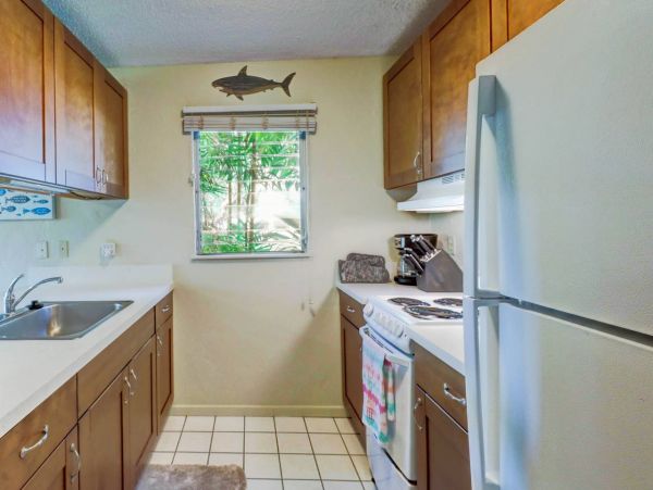 One Bedroom Charming Vacation Condo in Kapa'a Walk to Beach