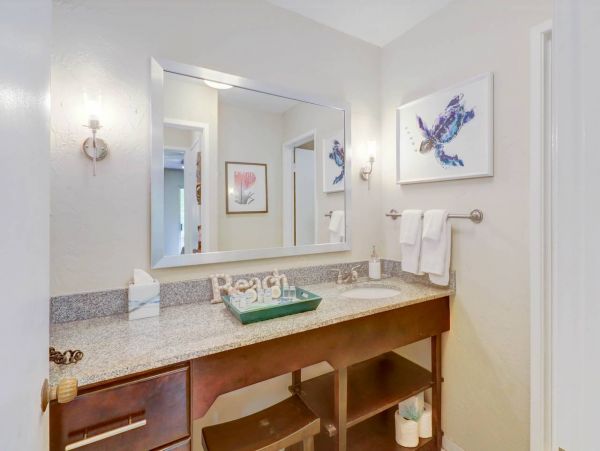 One Bedroom Charming Vacation Condo in Kapa'a Walk to Beach