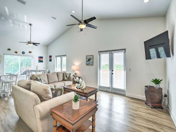 Tampa Gorgeous Vacation Duplex Sleeps 6 Guests