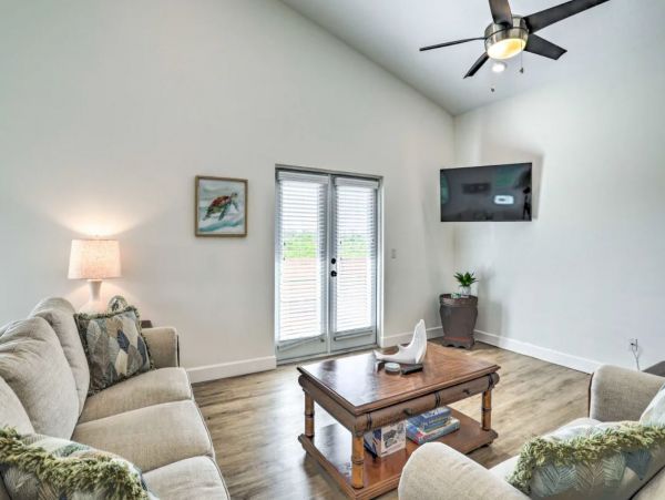 Tampa Gorgeous Vacation Duplex Sleeps 6 Guests