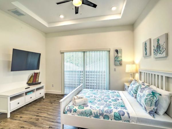 Tampa Gorgeous Vacation Duplex Sleeps 6 Guests