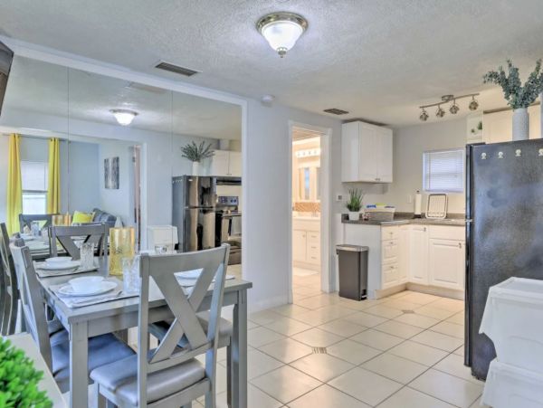 Two Bedroom Vacation Home in Sarasota Sleeps 4