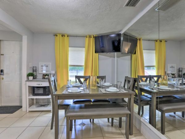 Two Bedroom Vacation Home in Sarasota Sleeps 4