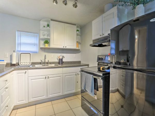 Two Bedroom Vacation Home in Sarasota Sleeps 4